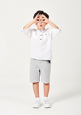 포토 JPG 스튜디오촬영 전신 응시 남자 어린이라이프 어린이 포즈 운동화 남방 반바지 모션 실내 한명 서기 누끼 사람 손짓 소년 앞모습 캐주얼 놀람 유치원생 한국인 흰배경 베트맨 천진난만 소년한명만 국내포토 1 라이프스타일 시선 옷 감정 뷰포인트 백그라운드 신발 컨셉 셔츠 바지 표정 동양인 내부 흰색 영웅 남자한명만 소년만 파일형식