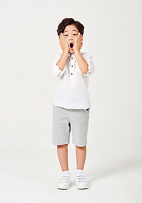 포토 JPG 스튜디오촬영 전신 남자 어린이라이프 어린이 포즈 운동화 남방 반바지 모션 실내 한명 서기 누끼 사람 손짓 소년 앞모습 캐주얼 놀람 유치원생 한국인 볼 무서움 흰배경 천진난만 소년한명만 국내포토 1 라이프스타일 옷 감정 뷰포인트 백그라운드 신발 컨셉 셔츠 바지 표정 동양인 내부 신체부위 흰색 남자한명만 소년만 파일형식