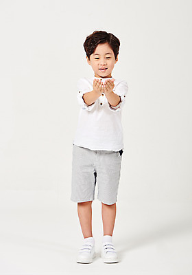 포토 JPG 스튜디오촬영 전신 응시 남자 어린이라이프 어린이 포즈 운동화 남방 반바지 모션 실내 한명 서기 미소 웃음 누끼 사람 소년 앞모습 캐주얼 유치원생 한국인 소중 흰배경 손모으기 천진난만 소년한명만 국내포토 1 라이프스타일 시선 옷 뷰포인트 백그라운드 신발 컨셉 셔츠 바지 표정 동양인 손짓 내부 흰색 남자한명만 소년만 파일형식