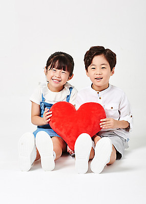 포토 JPG 스튜디오촬영 전신 응시 여자 남자 어린이라이프 어린이 포즈 운동화 남방 반바지 모션 실내 미소 웃음 누끼 사람 앉기 소녀 소년 두명 앞모습 캐주얼 친구 유치원생 한국인 하트 잡기 즐거움 흰배경 하트쿠션 멜빵치마 천진난만 어린이만 국내포토 모양 라이프스타일 시선 옷 감정 뷰포인트 백그라운드 신발 컨셉 쿠션 셔츠 바지 관계 표정 동양인 내부 치마 흰색 멜빵 파일형식