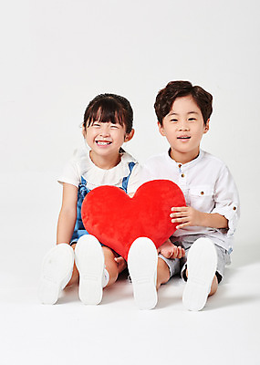 포토 JPG 스튜디오촬영 전신 응시 여자 남자 어린이라이프 어린이 포즈 운동화 남방 반바지 모션 실내 미소 웃음 누끼 사람 앉기 소녀 소년 두명 앞모습 캐주얼 친구 유치원생 한국인 하트 잡기 즐거움 흰배경 하트쿠션 멜빵치마 천진난만 어린이만 국내포토 모양 라이프스타일 시선 옷 감정 뷰포인트 백그라운드 신발 컨셉 쿠션 셔츠 바지 관계 표정 동양인 내부 치마 흰색 멜빵 파일형식