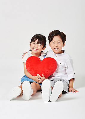 포토 JPG 스튜디오촬영 전신 응시 여자 남자 어린이라이프 어린이 포즈 운동화 남방 반바지 모션 어깨동무 실내 미소 웃음 들기 누끼 사람 앉기 소녀 소년 두명 앞모습 캐주얼 친구 다정 유치원생 한국인 하트 즐거움 흰배경 하트쿠션 멜빵치마 천진난만 어린이만 어깨에손 국내포토 모양 라이프스타일 시선 옷 감정 뷰포인트 백그라운드 신발 컨셉 쿠션 셔츠 바지 관계 표정 동양인 내부 치마 흰색 멜빵 파일형식