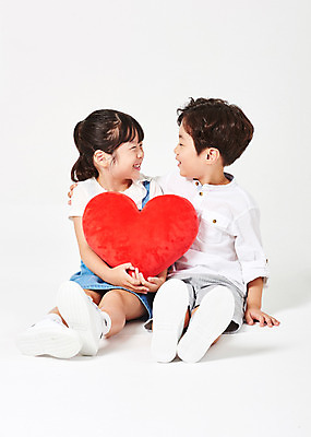 포토 JPG 스튜디오촬영 전신 응시 여자 남자 어린이라이프 어린이 포즈 운동화 남방 반바지 모션 어깨동무 실내 미소 웃음 들기 누끼 사람 앉기 소녀 소년 두명 앞모습 캐주얼 친구 마주보기 다정 유치원생 한국인 하트 즐거움 흰배경 하트쿠션 멜빵치마 천진난만 어린이만 어깨에손 국내포토 모양 라이프스타일 시선 옷 감정 뷰포인트 백그라운드 신발 컨셉 쿠션 셔츠 바지 관계 표정 동양인 내부 치마 흰색 멜빵 파일형식