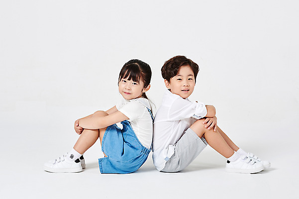 포토 JPG 스튜디오촬영 전신 응시 여자 남자 어린이라이프 어린이 포즈 운동화 남방 반바지 모션 실내 미소 웃음 누끼 사람 앉기 소녀 소년 두명 옆모습 캐주얼 친구 유치원생 한국인 등맞대기 흰배경 멜빵치마 천진난만 어린이만 국내포토 라이프스타일 시선 옷 뷰포인트 백그라운드 신발 컨셉 셔츠 바지 관계 표정 동양인 내부 치마 흰색 멜빵 파일형식