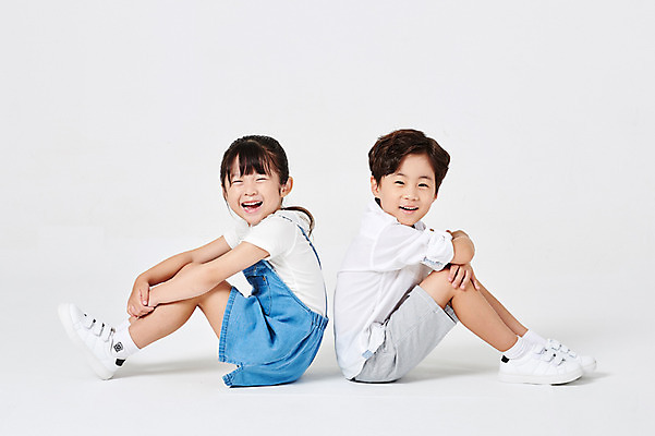 포토 JPG 스튜디오촬영 전신 응시 여자 남자 어린이라이프 어린이 포즈 운동화 남방 반바지 모션 실내 미소 웃음 누끼 사람 앉기 소녀 소년 두명 옆모습 캐주얼 친구 유치원생 한국인 등맞대기 즐거움 흰배경 멜빵치마 천진난만 어린이만 국내포토 라이프스타일 시선 옷 감정 뷰포인트 백그라운드 신발 컨셉 셔츠 바지 관계 표정 동양인 내부 치마 흰색 멜빵 파일형식