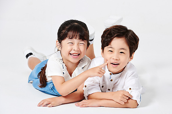 포토 JPG 스튜디오촬영 전신 응시 여자 남자 어린이라이프 어린이 엎드리기 포즈 남방 장난 반바지 모션 실내 미소 웃음 누끼 사람 소녀 소년 두명 앞모습 캐주얼 친구 유치원생 한국인 즐거움 흰배경 찌르기 멜빵치마 천진난만 어린이만 국내포토 라이프스타일 시선 옷 감정 뷰포인트 백그라운드 컨셉 셔츠 바지 관계 표정 동양인 내부 치마 흰색 멜빵 파일형식