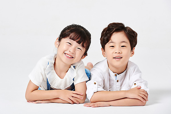 포토 JPG 스튜디오촬영 응시 여자 남자 어린이라이프 어린이 엎드리기 포즈 남방 모션 실내 미소 웃음 누끼 사람 소녀 소년 상반신 두명 앞모습 캐주얼 친구 유치원생 한국인 흰배경 멜빵치마 천진난만 어린이만 국내포토 라이프스타일 시선 옷 뷰포인트 백그라운드 컨셉 셔츠 관계 표정 동양인 내부 치마 흰색 멜빵 파일형식