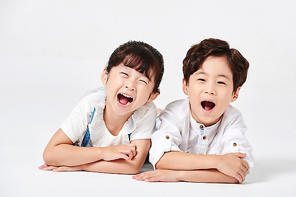 포토 JPG 스튜디오촬영 응시 여자 남자 어린이라이프 어린이 엎드리기 포즈 남방 모션 실내 웃음 누끼 사람 소녀 소년 상반신 두명 앞모습 캐주얼 친구 유치원생 한국인 즐거움 흰배경 멜빵치마 천진난만 어린이만 국내포토 라이프스타일 시선 옷 감정 뷰포인트 백그라운드 컨셉 셔츠 관계 표정 동양인 내부 치마 흰색 멜빵 파일형식