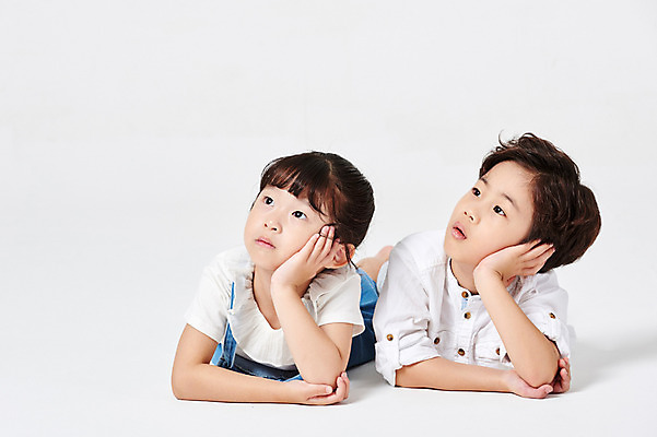 포토 JPG 스튜디오촬영 응시 여자 남자 어린이라이프 어린이 엎드리기 포즈 남방 생각 모션 상상 실내 누끼 사람 소녀 소년 상반신 두명 앞모습 캐주얼 친구 턱괴기 유치원생 한국인 올려보기 흰배경 멜빵치마 천진난만 어린이만 국내포토 라이프스타일 시선 옷 뷰포인트 백그라운드 컨셉 셔츠 관계 동양인 내부 치마 흰색 멜빵 파일형식