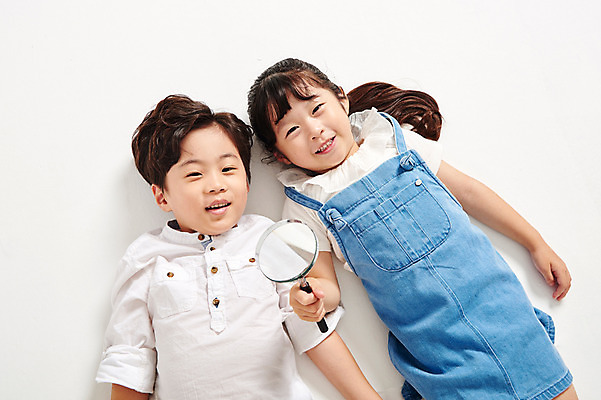 포토 JPG 스튜디오촬영 응시 여자 남자 어린이라이프 어린이 포즈 남방 모션 돋보기 실내 미소 웃음 들기 누끼 사람 소녀 소년 상반신 두명 앞모습 캐주얼 친구 하이앵글 눕기 유치원생 한국인 관찰 즐거움 호기심 흰배경 멜빵치마 천진난만 어린이만 국내포토 라이프스타일 시선 옷 감정 뷰포인트 백그라운드 컨셉 셔츠 관계 표정 동양인 내부 치마 흰색 멜빵 파일형식