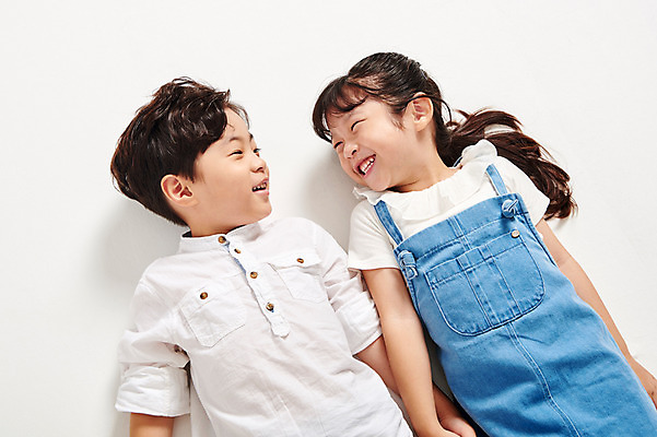 포토 JPG 스튜디오촬영 응시 여자 남자 어린이라이프 어린이 포즈 남방 모션 실내 미소 웃음 누끼 사람 소녀 소년 상반신 두명 앞모습 캐주얼 친구 하이앵글 눕기 마주보기 손잡기 다정 유치원생 한국인 즐거움 흰배경 멜빵치마 천진난만 어린이만 국내포토 라이프스타일 시선 옷 감정 뷰포인트 백그라운드 컨셉 셔츠 관계 표정 동양인 내부 치마 흰색 멜빵 파일형식