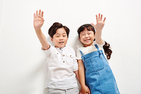 포토 JPG 스튜디오촬영 응시 여자 남자 어린이라이프 어린이 포즈 남방 모션 실내 미소 웃음 누끼 사람 소녀 소년 상반신 두명 앞모습 캐주얼 친구 하이앵글 눕기 손들기 손잡기 다정 유치원생 한국인 손내밀기 즐거움 흰배경 멜빵치마 천진난만 어린이만 국내포토 라이프스타일 시선 옷 감정 뷰포인트 백그라운드 컨셉 셔츠 관계 표정 동양인 손짓 내부 치마 흰색 멜빵 파일형식