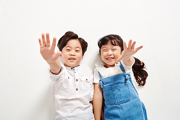 포토 JPG 스튜디오촬영 응시 여자 남자 어린이라이프 어린이 포즈 남방 모션 실내 미소 웃음 누끼 사람 소녀 소년 상반신 두명 앞모습 캐주얼 친구 하이앵글 눕기 손들기 유치원생 한국인 손내밀기 즐거움 흰배경 멜빵치마 천진난만 어린이만 국내포토 라이프스타일 시선 옷 감정 뷰포인트 백그라운드 컨셉 셔츠 관계 표정 동양인 손짓 내부 치마 흰색 멜빵 파일형식