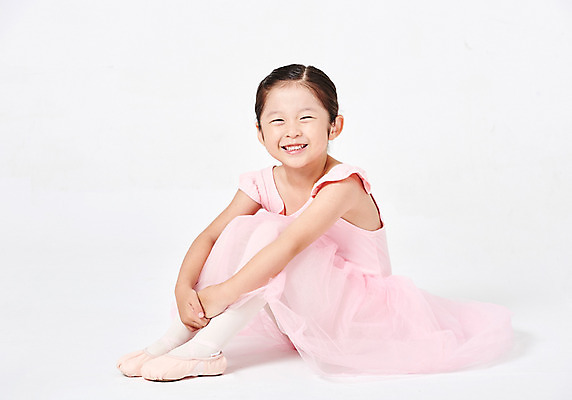 포토 JPG 스튜디오촬영 전신 응시 여자 어린이교육 교육 행복 어린이라이프 어린이 포즈 모션 실내 한명 미소 웃음 누끼 사람 앉기 소녀 취미 옆모습 유치원생 한국인 발레 즐거움 흰배경 발레복 천진난만 소녀한명만 방과후 국내포토 1 라이프스타일 시선 옷 감정 뷰포인트 백그라운드 컨셉 표정 동양인 내부 흰색 춤 여자한명만 소녀만 파일형식