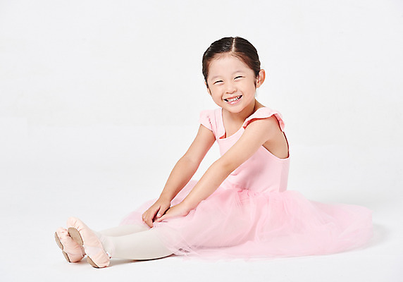 포토 JPG 스튜디오촬영 전신 응시 여자 어린이교육 교육 행복 어린이라이프 어린이 포즈 모션 실내 한명 미소 웃음 누끼 사람 앉기 소녀 취미 옆모습 유치원생 한국인 발레 즐거움 흰배경 발레복 천진난만 소녀한명만 방과후 국내포토 1 라이프스타일 시선 옷 감정 뷰포인트 백그라운드 컨셉 표정 동양인 내부 흰색 춤 여자한명만 소녀만 파일형식