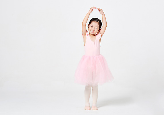 포토 JPG 스튜디오촬영 전신 응시 여자 어린이교육 교육 행복 어린이라이프 어린이 포즈 모션 실내 한명 서기 미소 웃음 누끼 사람 소녀 취미 앞모습 손들기 유치원생 한국인 발레 즐거움 흰배경 발레복 발레동작 천진난만 소녀한명만 방과후 국내포토 1 라이프스타일 시선 옷 감정 뷰포인트 백그라운드 컨셉 표정 동양인 내부 흰색 춤 여자한명만 소녀만 파일형식