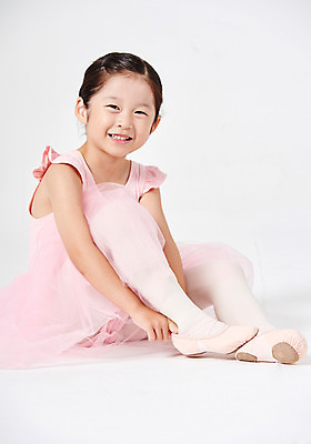 포토 JPG 스튜디오촬영 전신 응시 여자 어린이교육 교육 행복 어린이라이프 어린이 포즈 모션 실내 한명 미소 웃음 누끼 사람 앉기 소녀 취미 옆모습 유치원생 한국인 발레 즐거움 신기함 흰배경 발레복 토슈즈 천진난만 소녀한명만 방과후 국내포토 1 라이프스타일 시선 옷 감정 뷰포인트 백그라운드 신발 컨셉 표정 동양인 내부 흰색 춤 여자한명만 소녀만 파일형식