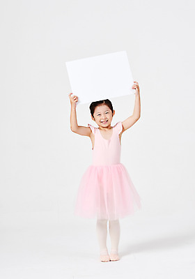 포토 JPG 스튜디오촬영 전신 배너 응시 여자 어린이교육 교육 행복 어린이라이프 어린이 포즈 모션 사각프레임 광고판 실내 한명 서기 미소 웃음 들기 누끼 사람 소녀 취미 앞모습 유치원생 한국인 알림 발레 즐거움 흰배경 발레복 천진난만 소녀한명만 방과후 국내포토 1 라이프스타일 시선 옷 감정 뷰포인트 백그라운드 컨셉 프레임 알림판 표정 동양인 내부 사각형 흰색 춤 판 여자한명만 소녀만 파일형식