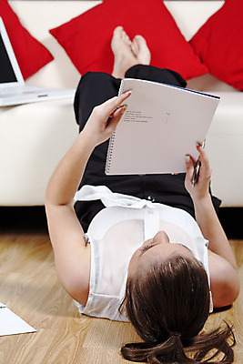 포토 JPG 해외이미지 라이프스타일 응시 거실 비즈니스 청소년 휴식 바닥 주택 대화 한명 스마트폰 독서 업무 작업 전화기 스마트 거짓말 채팅 해외202004 해외포토 1 시선 컨셉 말하기 사람 건물 생활 핸드폰 스마트기기 파일형식 이미지허브