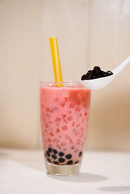 포토 JPG 해외이미지 디저트 잔 실내 빨대 들기 사람없음 숟가락 딸기맛 버블티 타피오카펄 해외202004 해외포토 식기 음료 음식 모션 딸기 수저 내부 맛 파일형식 이미지허브
