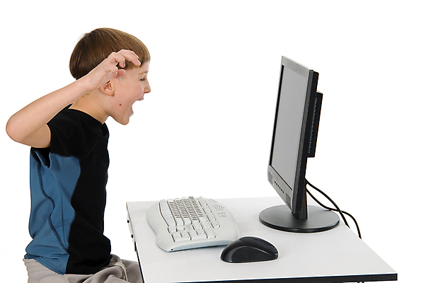 포토 JPG 해외이미지 학생 남자 어린이 인터넷 한명 소년 컴퓨터 모니터 게임 키보드 쥐 해외202004 해외포토 1 놀이 사람 전자제품 설치류 파일형식 이미지허브