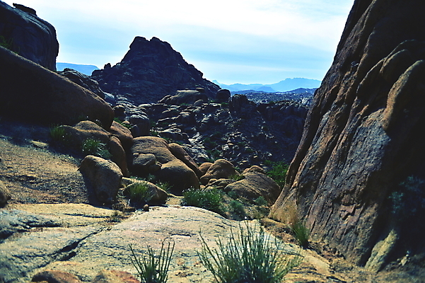 포토 JPG 해외이미지 모래 여행 아프리카 자연 산 건조 따뜻함 손바닥 풍경 경사 사람없음 야외 세로 골짜기 계곡 하이킹 사막 바위 뜨거움 정상 큼 언덕 산등성이 먼지 모로코 사하라 깊이 아랍어 오아시스 절정 지도책 해외202004 해외포토 손 나라 레저 책 돌_바위 크기 생태계 파일형식 이미지허브