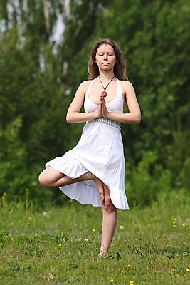 포토 JPG 해외이미지 나무 백인 드레스 꽃 유럽 포즈 요가 자연 건강 한명 야외 초록색 운동 평화 기쁨 흰색 영혼 신비 인도인 명상 위치 철학 아사나자세 해외202004 해외포토 서양인 외국인 식물 1 웰빙 옷 교육 감정 나라 컬러 컨셉 사람 동양인 요가자세 생태계 파일형식 이미지허브