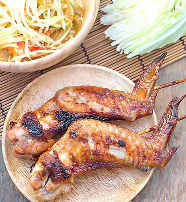 포토 JPG 해외이미지 전통 접시 음식 2 날개 태국 거리 육류 요리 사람없음 목재 빨간색 식당 식사 저녁식사 치킨 샐러드 튀김 흰색 신선 뜨거움 맛 그릴 바비큐 굽기 먹기 피부 매움 남쪽 점심식사 해로움 스타일 해외202004 해외포토 나무 식기 아시아 컬러 컨셉 식재료 재료 모션 주방용품 신체부위 상점 구이 방향 닭고기요리 파일형식 이미지허브