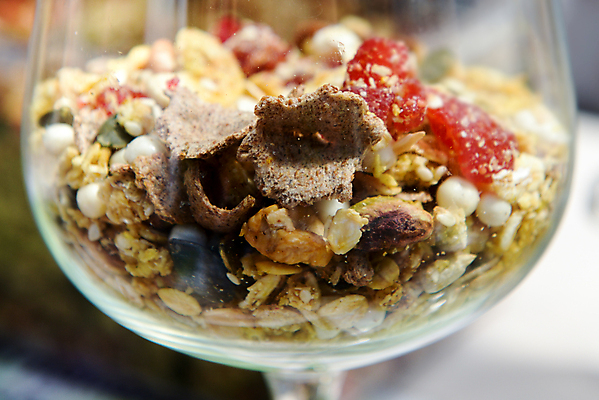 포토 JPG 해외이미지 음료 음식 과일 해바라기 사람없음 가로 숟가락 식사 우유 견과류 사발 아침식사 낟알 시리얼 유기농 복숭아 건포도 멀티 뮤즐리 더스트파티클 귀리 해외202004 해외포토 웰빙 꽃 포도 유제품 곡류 수저 사기그릇 건과일 파일형식 이미지허브