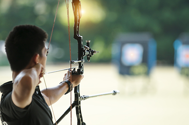 포토 JPG 해외이미지 여자 스포츠 백그라운드 화살 빛 축구 경쟁 다트판 다트 집중 활 기회 슛 양궁 조준 골 궁수 해외202004 해외포토 컨셉 사람 구기 게임 파일형식 이미지허브