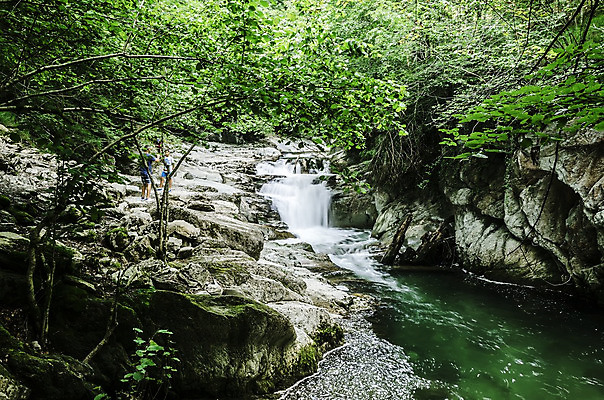 포토 JPG 해외이미지 응시 유럽 자연 그림자 사람없음 야외 목재 초록색 물 컬러풀 태양 평화 폭포 흐름 가을 스페인 숲 만족 암초 내추럴 해외202004 해외포토 자연요소 나무 시선 계절 감정 나라 컬러 컨셉 재료 생태계 파일형식 이미지허브