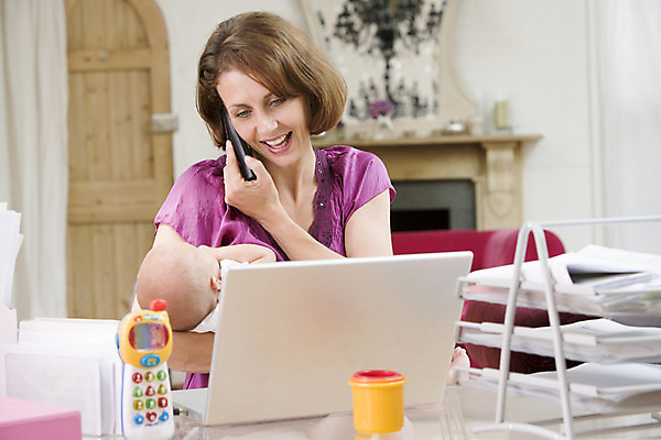 포토 JPG 해외이미지 주간 백인 여자 딸 행복 중년 비즈니스 포옹 엄마 모바일 주택 세포 실내 대화 사람 두명 가로 30대 노트북 스마트폰 컴퓨터 침묵 아기 신생아 잡기 작업 도움 비즈니스우먼 전화기 문서 바쁨 통화 채팅 해외202004 해외포토 자연요소 서양인 감정 컨셉 가족 안기 모션 말하기 성인 내부 건물 장년 전자제품 핸드폰 스마트기기 소리 직장인 파일형식 이미지허브