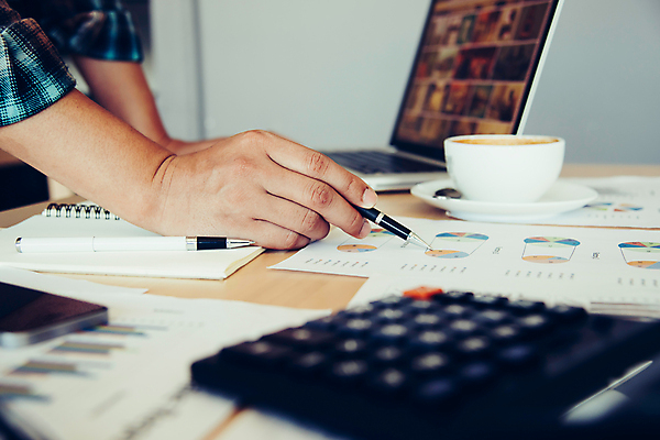 포토 JPG 해외이미지 비즈니스 성공 회의 직장 신체부위 금융 노트북 사무실 펜 자료 정보 계획 분석 보고서 문서 투자 경영 마케팅 프로젝트 브레인스토밍 해외202004 해외포토 컨셉 회사 사람 경제 전자제품 필기구 파일형식 이미지허브