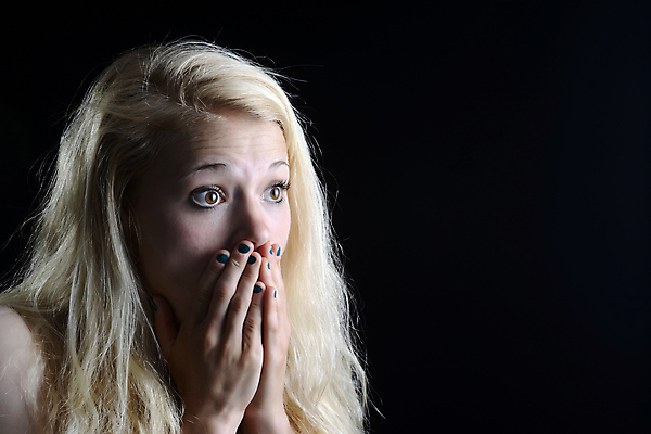 포토 JPG 해외이미지 스튜디오촬영 긴머리 감정 검은배경 스트레스 한명 금발 놀람 무서움 고민 충격 긴장 고립 성인여자만 카피스페이스 해외202004 해외포토 1 헤어스타일 백그라운드 실내 표정 사람 검은색 공백 여자만 성인만 파일형식 이미지허브