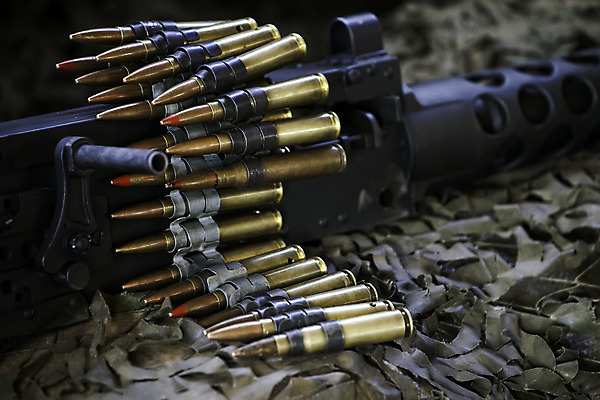 포토 JPG 해외이미지 무기 산 통 사람없음 초록색 세계 금속 검은색 힘 기계 장비 총 벨트 닫기 위험 발사 폭발물 묘사 오브젝트 군용 전쟁 육군 총알 놋쇠 철강 디테일 해외202004 해외포토 잡화 컬러 컨셉 모션 재질 군대 파일형식 이미지허브