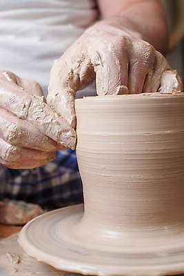 포토 JPG 해외이미지 손 손가락 기술 창조 미술 사람없음 컵 꽃병 젖음 터치 엄지손가락 조끼 업무 바퀴 항아리 도자기 원형 작업실 사발 던지기 성형수술 제조 냄비 집중 서식 함선 만들기 점토 진흙 장인 조형 주인 수공예 곰팡이 도예가 두더지 압력 핸드메이드 해외202004 해외포토 도형 직업 식기 꽃 컨셉 배_교통 모션 문화예술 신체부위 외투 작업 사기그릇 수술 솥 공예 파일형식 이미지허브