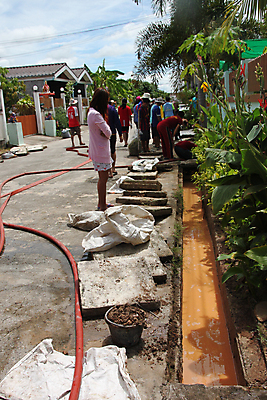 포토 JPG 해외이미지 모래 가방 주택 사람 사람없음 물 마을 흙 성장 마개 빨래 쓰레기 홍수 떠남 콜라보레이션 해외202004 해외포토 자연요소 잡화 가사 모션 건물 뚜껑 자연재해 파일형식 이미지허브
