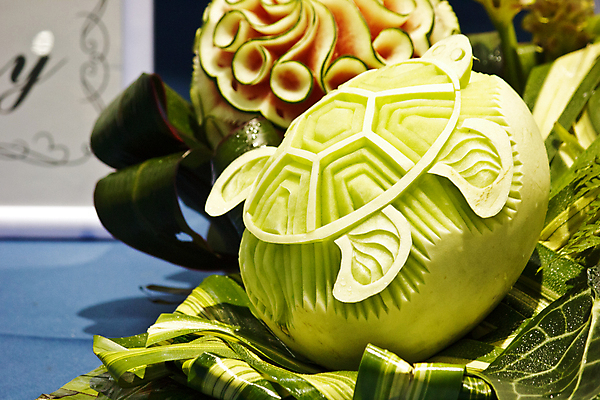 포토 JPG 해외이미지 접시 디자인 꽃 문화 음식 조각 잎 채소 오렌지 과일 태국 자연 디저트 수박 기술 건강 창조 요리 미술 동양인 사람없음 장식 빨간색 초록색 컬러풀 노란색 신선 칼 멜론 자르기 준비 판화 내추럴 특별함 핸드메이드 해외202004 해외포토 식물 식기 아시아 컬러 컨셉 모션 문화예술 인종 생태계 파일형식 이미지허브