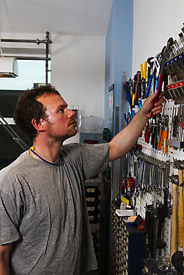 포토 JPG 해외이미지 남자 산업 벽 비즈니스 공장 노동자 줄자 한명 사람 검은색 기계 장비 스패너 작업 작업실 제조 일렬 작업도구 펜치 정비공 장인 송곳 차고 해외202004 해외포토 직업 1 컬러 공업 자 도구 공구 기술자 파일형식 이미지허브