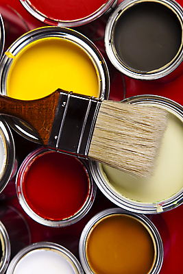 포토 JPG 해외이미지 실내 사람없음 하이앵글 페인트 페인트통 페인트붓 빨간배경 해외202004 해외포토 뷰포인트 백그라운드 통 내부 빨간색 붓 파일형식 이미지허브