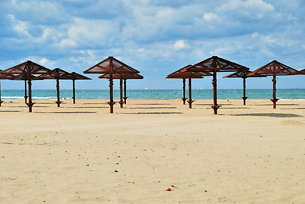 포토 JPG 해외이미지 구름 계절 모래 바다 우산 하늘 휴가 휴식 따뜻함 그림자 해변 사람없음 목재 물 파란색 맑음 고독 그늘 양산 가림막 해외202004 해외포토 자연요소 나무 감정 컬러 컨셉 재료 날씨 파일형식 이미지허브
