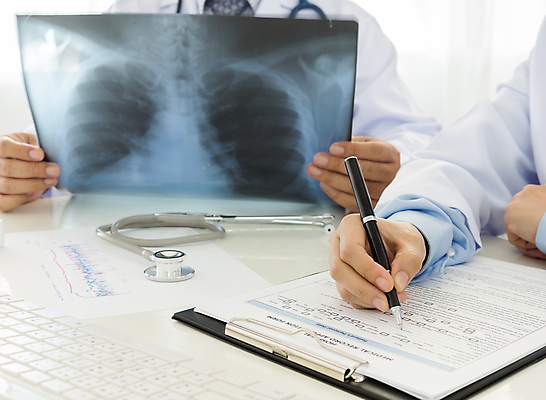 포토 JPG 해외이미지 직업 여자 남자 과학 백그라운드 유니폼 청진기 그래프 엑스레이 건강 병원 사람 성인 사람없음 사무실 약 자료 진료 장비 시험 의사 심장 가리킴 업무 작업 그룹 필름 책상 분석 직원 보고서 서식 돌봄 심장병 인턴 의료성형뷰티 해외202004 해외포토 옷 교육 가구 컨셉 비즈니스 의학 의료기기 모션 손짓 의료진 장기_의학 질병 파일형식 이미지허브