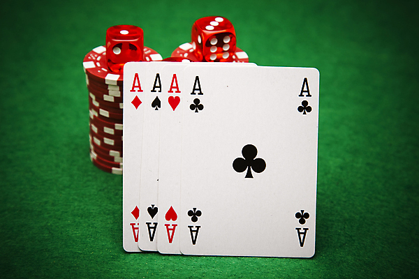 포토 JPG 해외이미지 실내 사람없음 쌓기 트럼프 포커칩 도박 카지노 주사위 겜블 초록배경 해외202004 해외포토 백그라운드 모션 내부 초록색 놀이용품 포커 파일형식 이미지허브