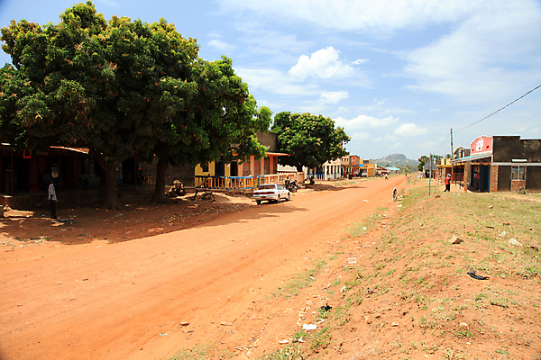 포토 JPG 해외이미지 전통 도로 여행 아프리카 거리 사람없음 마을 검은색 시골 먼지 지역 진흙 멀리 동쪽 개발 비포장도로 선로 우간다 해외202004 해외포토 나라 길 컬러 교통시설 방향 파일형식 이미지허브