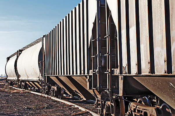 포토 JPG 해외이미지 하늘 외벽 사람없음 파란색 평화 사진촬영 화물 시골 바퀴 철 선로 해외202004 해외포토 벽 컬러 컨셉 촬영 운송업 파일형식 이미지허브