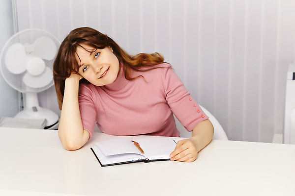 포토 JPG 해외이미지 백인 1 옷 여자 종이 얼굴 비즈니스 탁자 갈색머리 직장 한명 미소 사람 앉기 성인 청춘 사무실 독서 공책 흰색 부채 닫기 종업원 책상 환풍기 해외202004 해외포토 서양인 직업 헤어스타일 컬러 가구 컨셉 회사 모션 문구용품 표정 신체부위 장비 파일형식 이미지허브