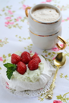 포토 JPG 해외이미지 커피 딸기 디저트 실내 사람없음 케이크 머랭 해외202004 파블로바 해외포토 음료 음식 과일 내부 파일형식 이미지허브