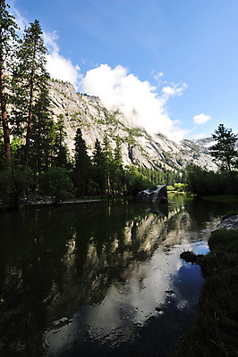 포토 JPG 해외이미지 나무 구름 공원 호수 자연 하늘 산 국립공원 풍경 사람없음 야외 초록색 물 파란색 반사 미국 거울 바위 흰색 소나무 언덕 캘리포니아 요세미티국립공원 해외202004 해외포토 자연요소 식물 공공시설 컬러 북아메리카 돌_바위 생태계 파일형식 이미지허브