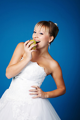 포토 JPG 해외이미지 백인 모델 헤어스타일 여자 결혼 한명 성인 파란색 금발 유행 상점 흰색 우아함 사과 미용사 이발 슛 고립 스타일링 스타일 해외202004 해외포토 서양인 직업 1 컬러 컨셉 과일 사람 이벤트 파일형식 이미지허브