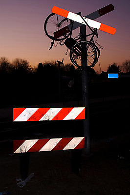 포토 JPG 해외이미지 실루엣 매달리기 사람없음 자전거 어둠 일몰 새벽 쓰레기 저녁 한조각 건너기 경고문 옛날 해외202004 해외포토 자연요소 1 모션 촬영기법 경고 노을 바이크 야간 파일형식 이미지허브